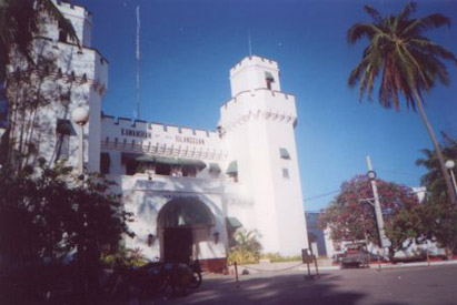 Parking Area & Meeting Place in front of the New Bilibid Prison building.
N14?22.9174' E121?01.8013'
Photo by:: JTTanangonan (2002)