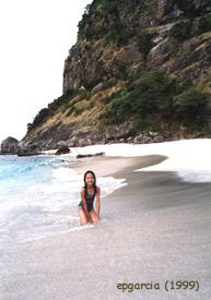 Beach at southeast side of Capones island. This shot
was taken late December (dry season). This beach moves to
the northeast side during the rainy season.
Photo by:: EPPGarcia (1999)