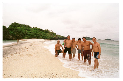 Photo of the webmaster and his friends on the Camara Islands sandbar.
From left to right: Arnie Igliane, Erwin Vidad, Carlo Criss, Tito Rosario Jr,
George Vidad, the webmaster.
Photo by:: EPPGarcia (2002)