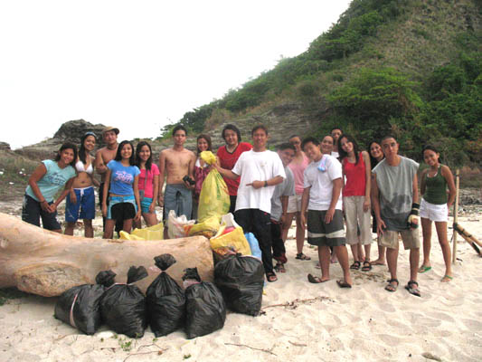 Dr. Eric Punzalan with the group of students from DLSU-Manila (Outdoor Club Members) posing with their collected trash.
Photo by:: Eric_Punzalan (2006)