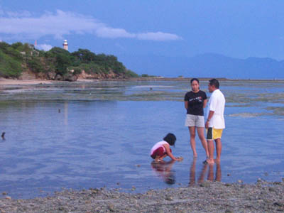 At the Conserve and Protect our Oceans (CAPOCEANS) project site during low tide. CAPOCEANS is also know as the Calatagan Artificial Reef Project
Photo by:: EPPGarcia (2005)