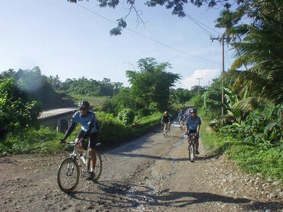 From the approach of the bridge going to Pagbilao.
A new incomplete bridge can be seen on the upstream side.
Photo by:: GBLontok (2002)