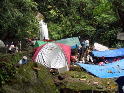 This is how the place looks like on weekends and holidays. Not really a good idea to go to this place during such times.
Photo by:: Jay_J (2004)