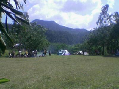 Red Cross Volunteers conducting their training on the grounds
of Patag. Background Mountain is Mt. Mandalagan and Tinagong dagat.
This is also one of the Jump-off sites to Tinagong Dagat.
Photo by:: paulperez (2004)
