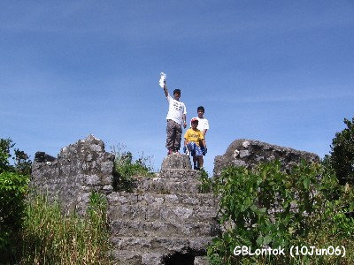 Posing while inspired by our fellow Quezonian, Leo Oracion. Even only after reaching 4.8% of the height of Mt.Everest (1394ft vs. 29035ft)
Photo by:: GBLontok (2006)
