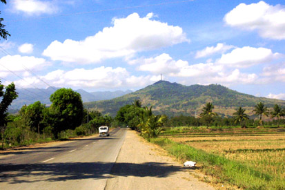 View from the National Road that leads to Mount Samat.
Photo by:: EPPGarcia (2002)