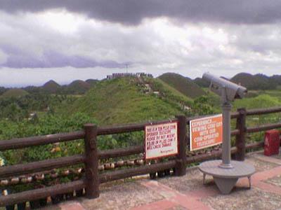 This is the view deck near the Resorts cafeteria. There is a telescope that can be operated by dropping in a 10 peso coin (will not work with a 5 peso coin). On a clear and sunny day, you can see the mountains and shorelines of Cebu and Mactan Island. In the clear evening, you can see the city lights from Cebu.
Photo by:: paulperez (2005)