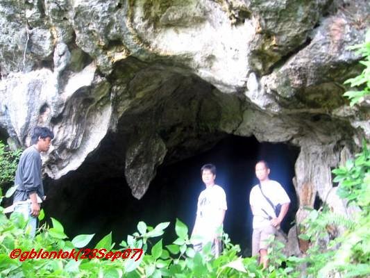 The mouth of Sibatiya Cave facing west. From here, there is a nice view of Pagbilao town proper and Mount Banahaw, but lush vegetation prevents an unobstructed snap.
Photo by:: GBLontok (2007)