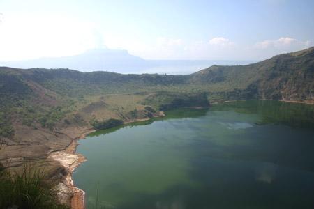 Southeast view of the crater. Mt Maculot can be seen on the background
Photo by:: EPPGarcia (2004)