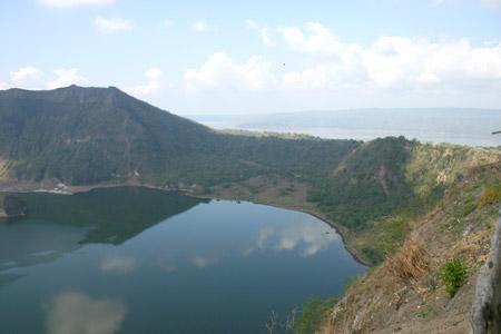 Southwest view of the crater
Photo by:: EPPGarcia (2004)