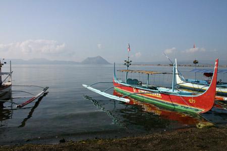 These are the boats in Talisay that can take you to the Volcano Island
Photo by:: EPPGarcia (2004)
