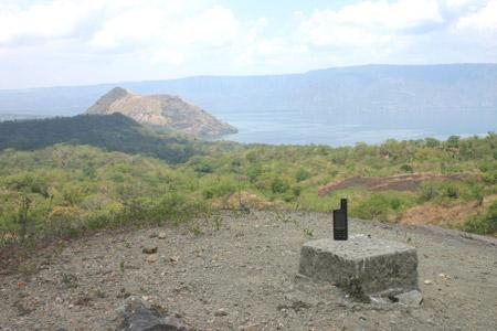 We found this GPS station marker about 200 meters north of the crater ridge. It is clearly marked GPS DK08. I got the coordinates as N14d01.187' E120d59.955 elev 180m
Photo by:: EPPGarcia (2004)